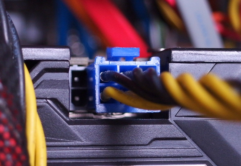 例のグラボと補助電源に関する注意事項 6ピン1本でok